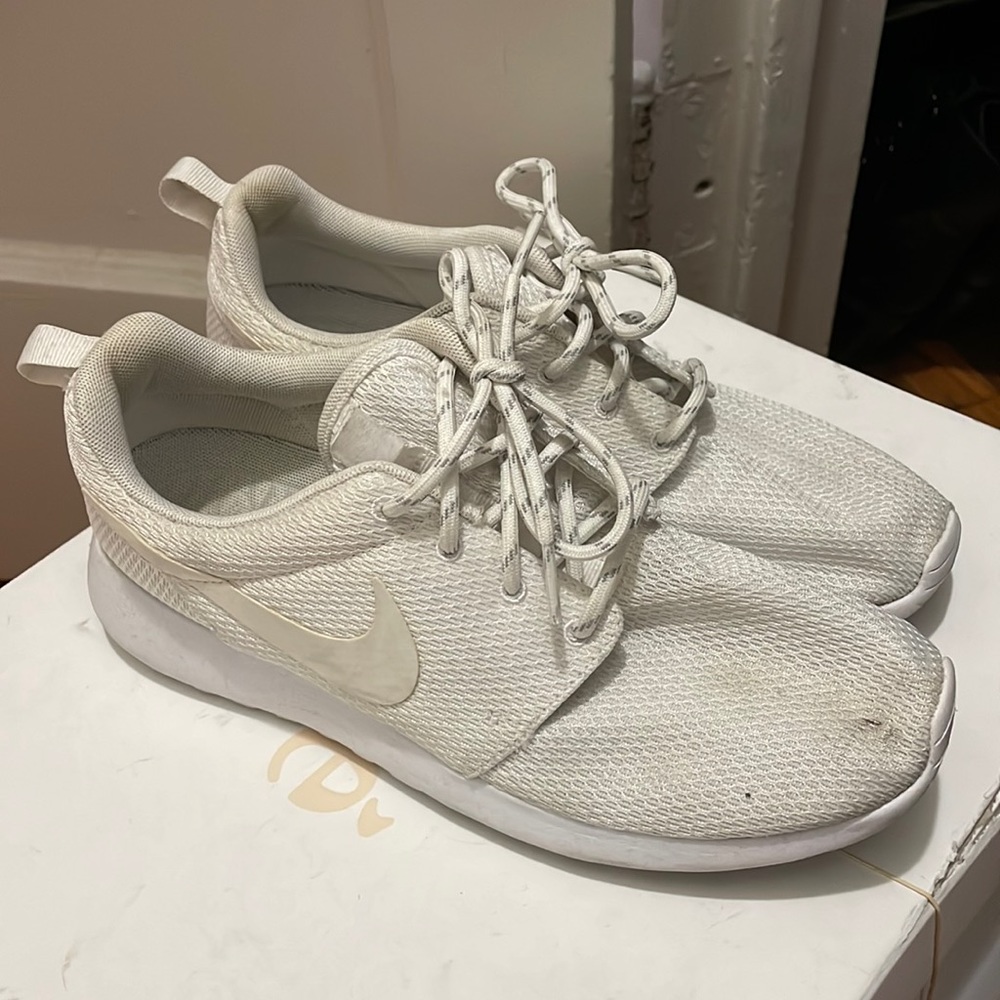 White Nike Roshe Runs